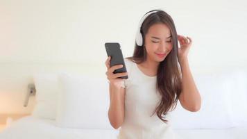 mulher usa telefone inteligente para ouvir música video