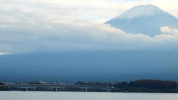 hermosa naturaleza en kawaguchiko con montaña fuji en japón video