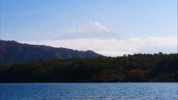 hermosa naturaleza en kawaguchiko con montaña fuji en japón video