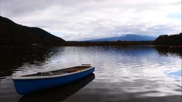 bellissima natura a kawaguchiko con montagna fuji in giappone video