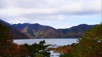 vacker natur i kawaguchiko med berg fuji i japan video