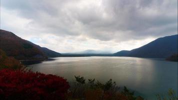 hermosa naturaleza en kawaguchiko con montaña fuji en japón video