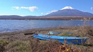 hermosa naturaleza en kawaguchiko con montaña fuji en japón video