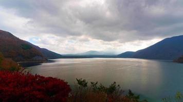 prachtige natuur in kawaguchiko met berg fuji in japan video