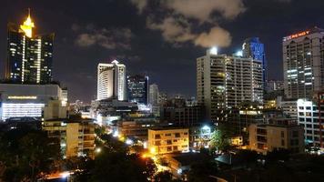 vacker byggnadsarkitektur runt bangkok city i thailand video