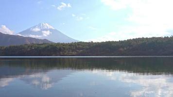 hermosa naturaleza en kawaguchiko con montaña fuji en japón video