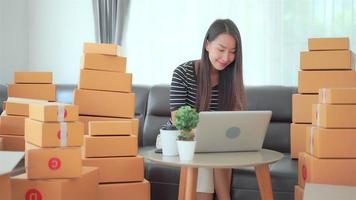 Frau mit versandfertiger Verpackung video