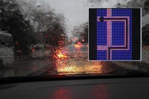 Señales de advertencia y orientación de tráfico coloridas hechas con luces LED.