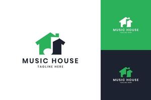 diseño de logotipo de espacio negativo de la casa de música vector