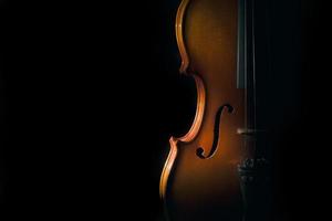 violín sobre un fondo negro con luz puntual foto
