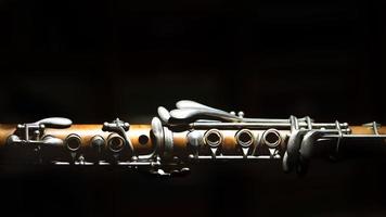 clarinete antiguo. detalle sobre un fondo negro foto