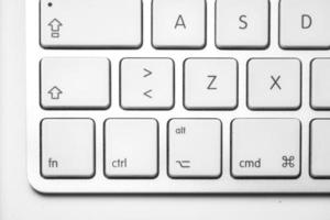 área de un teclado de computadora blanco foto