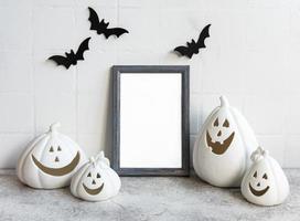 simulacro de marco con jack o lantern y decoración de calabaza en una mesa foto