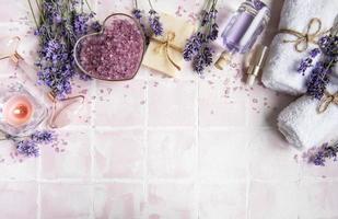 Cosmético de hierbas naturales con flores de lavanda. foto