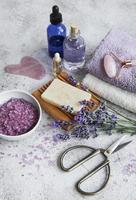 Cosmético de hierbas naturales con flores de lavanda. foto