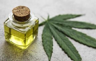 aceite de cbd, tintura de cáñamo, producto cosmético de cannabis para el cuidado de la piel foto