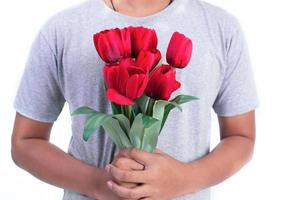 hombre que sostiene la flor rosa roja. concepto de día de san valentín y parejas foto