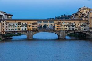 puesta de sol en ponte vecchio - puente viejo - en florencia, italia. foto