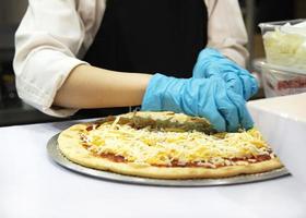 Chef preparando pizza, proceso de chef de hacer pizza en pizzería