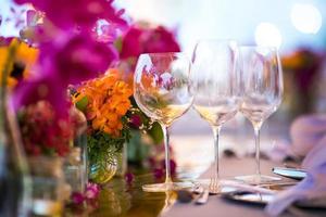 Ajuste de la mesa para un evento de boda o cena, con flores. foto