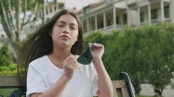 Mujer joven quitándose la máscara protectora y respirando profundo video