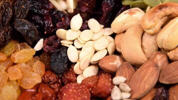 closeup grupo de vários tipos de grãos inteiros e frutas secas. video