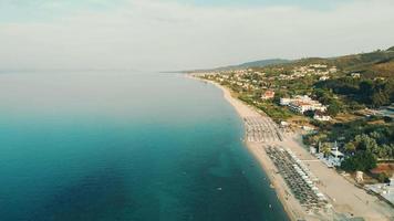 Flygfoto över chalkidiki chaniotis -stranden i Grekland video