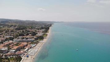 Vista aerea della spiaggia di chaniotis di chalkidiki in grecia video