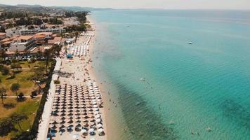 Vista aérea de la playa de Chalkidiki Chaniotis en Grecia