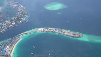 belle mer avec vue sur l'île des maldives depuis l'avion video