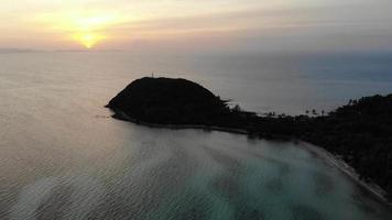 bella vista dall'alto della natura con mare oceano video