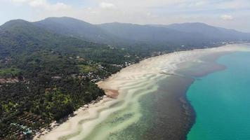 bella vista dall'alto della natura con mare oceano video