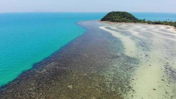 vacker hög utsikt över naturen med havet video