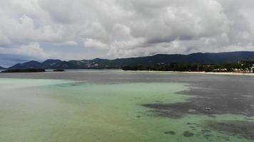 bella vista dall'alto della natura con mare oceano video