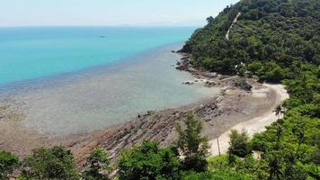 bella vista dall'alto della natura con mare oceano video