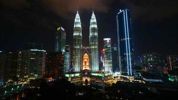 Petronas Twin Tower in de stad in Maleisië video