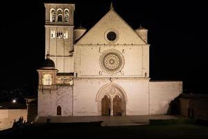 Basílica de Asís por la noche, región de Umbría, Italia. foto