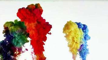 Tinta colorida abstracta esparcida bajo el agua video