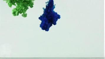 tinta espalhada suavemente na água do aquário video