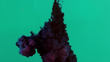 bläck sprids smidigt i akvarievatten video
