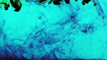Tinta colorida abstracta esparcida bajo el agua video