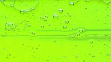mélange d'huile et d'eau de bulles dans un aquarium