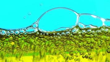 mistura de bolhas de óleo e água em um aquário video