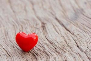 Fondo del día de San Valentín con corazones rojos en la plancha de madera, espacio de copia foto