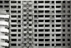 edificio inacabado en blanco y negro foto