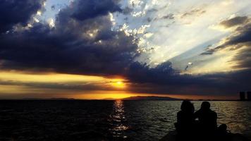 silhouette de personnes près du bord de mer video