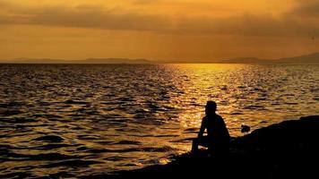 silhouette di persone vicino al mare video