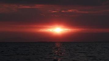o mar e o pôr do sol à tarde video