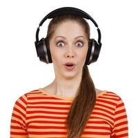 mujer sorprendida con auriculares escuchando a la musa foto