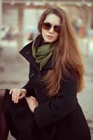 hermosa mujer en un elegante abrigo negro foto